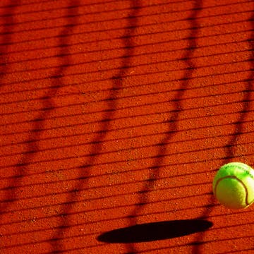 Tennisbaan van dakpannen